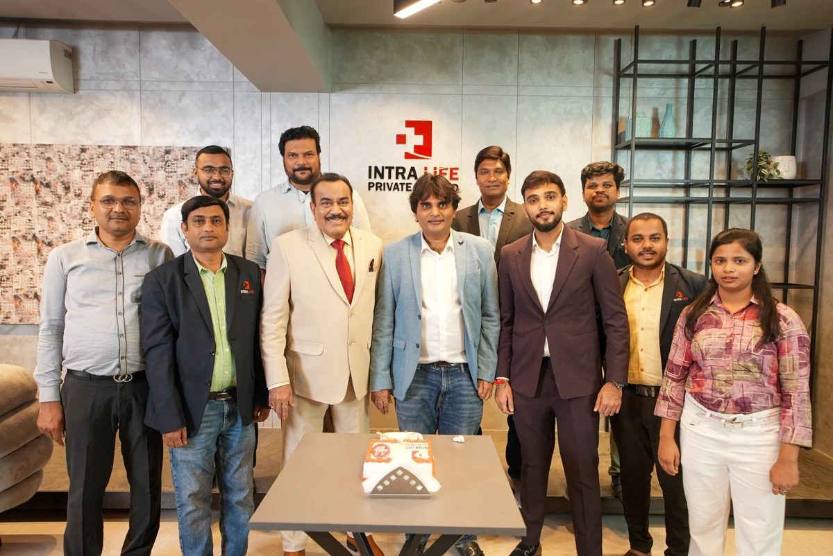 The CID team - official Intra Life photo
